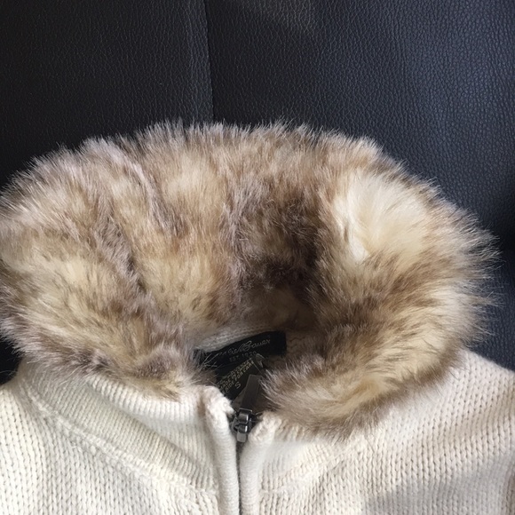 Eddie Bauer vest with fur line neck - Picture 2 of 3
